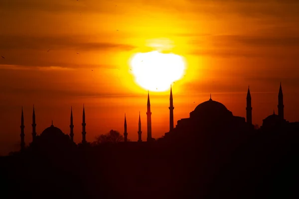 Silhouette Von Istanbul Blick Auf Den Sonnenuntergang Den Sonnenstrahlen Istanbul — Stockfoto