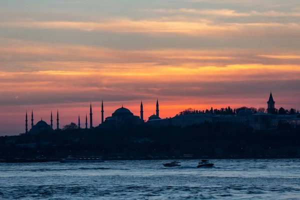 Sun Setting Blue Mosque Hagia Sophia Silhouette Bosphorus Istanbul — Stock Photo, Image