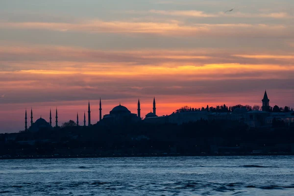 Pôr Sol Sobre Mesquita Azul Com Hagia Sophia Silhueta Bósforo — Fotografia de Stock