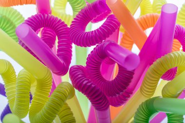 arkaplan için renkli plastik pipetler