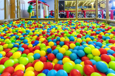 Çocuk parkındaki havuzda renkli topları olan renkli bir arkaplan