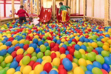 Çocuk parkındaki havuzda renkli topları olan renkli bir arkaplan