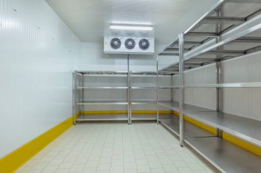 Depo dondurucusu. Yiyecek deposu için soğutma odası..