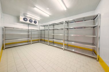 Depo dondurucusu. Yiyecek deposu için soğutma odası..