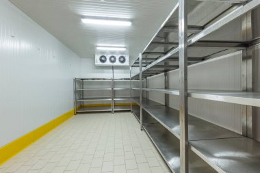 Depo dondurucusu. Yiyecek deposu için soğutma odası..