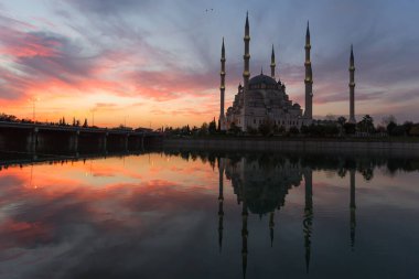 Sabancı Merkez Camii veya Sabancı Merkez, Seyhan Nehri kıyısında, Türkiye 'nin Adana kentinde yer alan bir camidir..