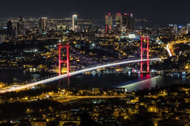 Aydınlatılmış Boğaz Köprüsü, İstanbul, Türkiye