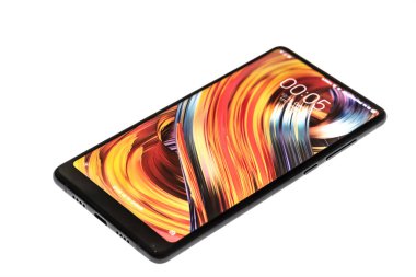 Beyaz arkaplanda izole edilmiş renkli ekranlı cep telefonu