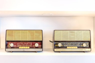 Beyaz arka planda izole edilmiş eski bir radyo.