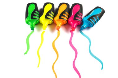 Beyaz arkaplanda çeşitli renkli işaretleri ve karalama çizgilerini kapat 