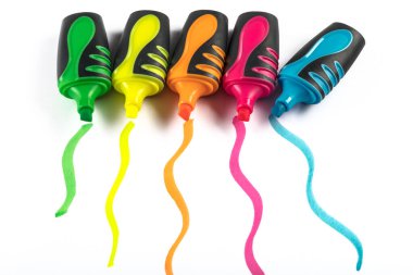 Beyaz arkaplanda çeşitli renkli işaretleri ve karalama çizgilerini kapat 