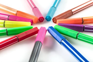 Beyaz arkaplanda kalemler ve işaretler