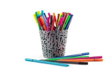 Renkli kalemlerle sepetin yakın görüntüsü