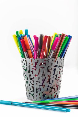 Renkli kalemlerle sepetin yakın görüntüsü