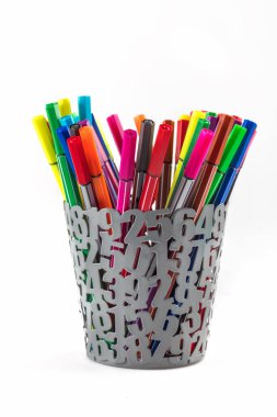 Renkli kalemlerle sepetin yakın görüntüsü