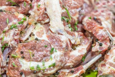 bbq için otlu çiğ domuz eti. 