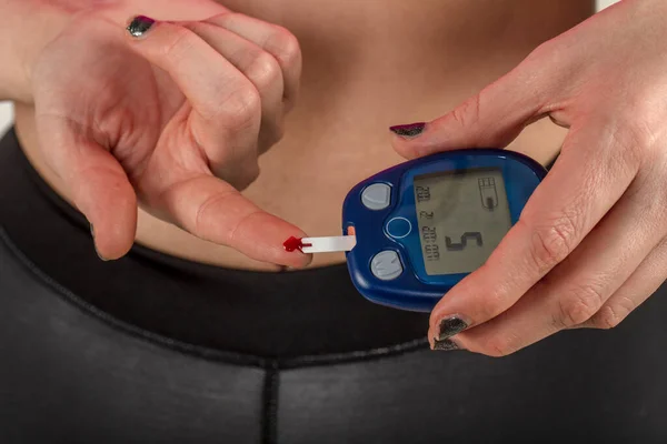 당뇨병 환자의 혈당을 측정하는 당뇨병을 포도당을 측정하는 아름다운 — 스톡 사진