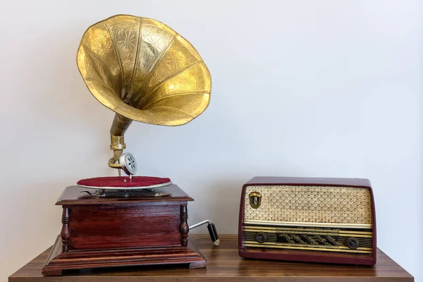 Vintage Gramophone Radio White Background — Fotografia de Stock