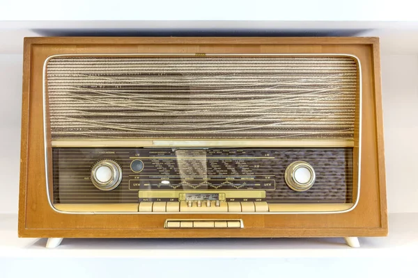 Radio Vintage Radio Antigua Aislada Sobre Fondo Blanco — Foto de Stock