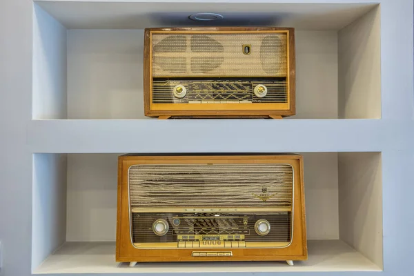 Altes Radio Isoliert Auf Weißem Hintergrund — Stockfoto