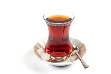 Bir bardak kırmızı şarap ve beyaz arka planda bir fincan çay.