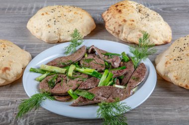 Karaciğer ve böbrekli özel Türk kebap tabağı. Lezzetli Türk purosu..