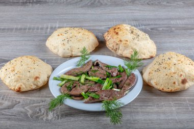 Karaciğer ve böbrekli özel Türk kebap tabağı. Lezzetli Türk purosu..