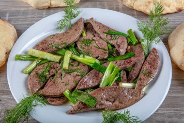 Karaciğer ve böbrekli özel Türk kebap tabağı. Lezzetli Türk purosu..