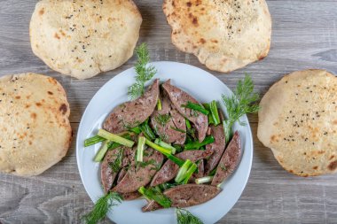 Karaciğer ve böbrekli özel Türk kebap tabağı. Lezzetli Türk purosu..