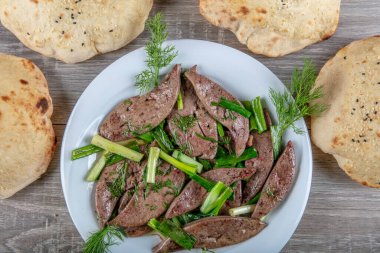 Karaciğer ve böbrekli özel Türk kebap tabağı. Lezzetli Türk purosu..