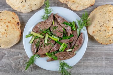Karaciğer ve böbrekli özel Türk kebap tabağı. Lezzetli Türk purosu..