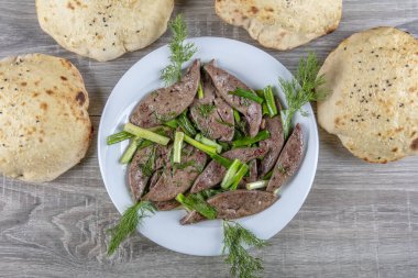 Karaciğer ve böbrekli özel Türk kebap tabağı. Lezzetli Türk purosu..