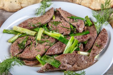 Karaciğer ve böbrekli özel Türk kebap tabağı. Lezzetli Türk purosu..