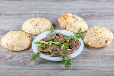 Karaciğer ve böbrekli özel Türk kebap tabağı. Lezzetli Türk purosu..