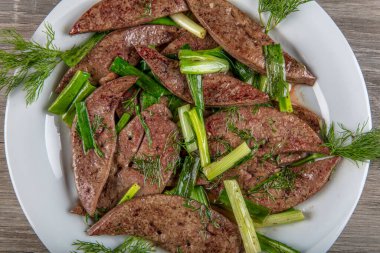 Geleneksel Türk mutfağı. Yaprak ciğeri baharatlı salata. Popüler bir yemek..