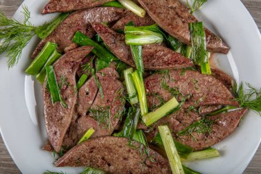 Geleneksel Türk mutfağı. Yaprak ciğeri baharatlı salata. Popüler bir yemek..