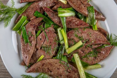 Geleneksel Türk mutfağı. Yaprak ciğeri baharatlı salata. Popüler bir yemek..