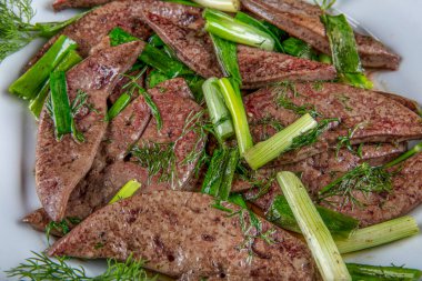 Geleneksel Türk mutfağı. Yaprak ciğeri baharatlı salata. Popüler bir yemek..