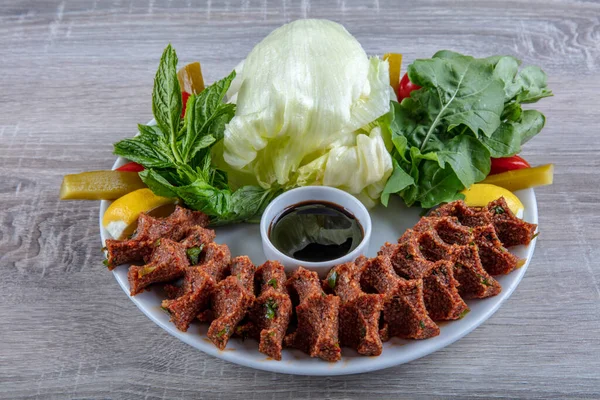 Türkisches Essen Cig Kofte Mit Zitrone Salat Und Petersilie Auf — Stockfoto