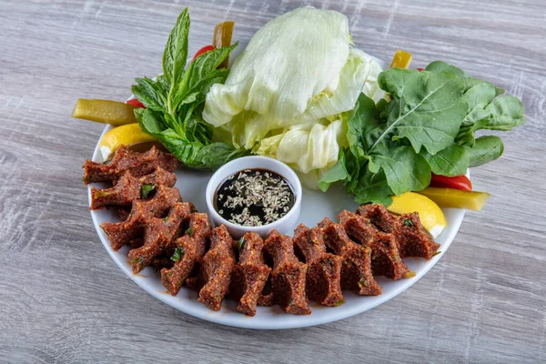 Türkisches Essen Cig Kofte Mit Zitrone Salat Und Petersilie Auf — Stockfoto