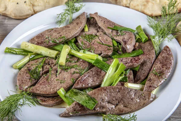 Karaciğer ve böbrekli özel Türk kebap tabağı. Lezzetli Türk purosu..