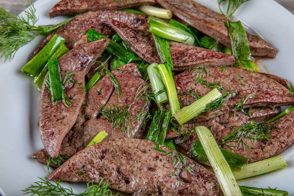 Geleneksel Türk mutfağı. Yaprak ciğeri baharatlı salata. Popüler bir yemek..