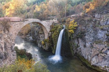 Klandras Köprüsü, Karahalli, Usak, Türkiye 'de ağaçlarla dolu güzel sonbahar renkleri