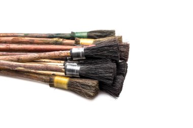 beyaz arkaplanda izole boya fırçaları