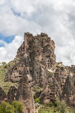 Kapadokya 'daki dağlarda kaya oluşumlarının güzel manzarası. seyahat, macera, tatil.