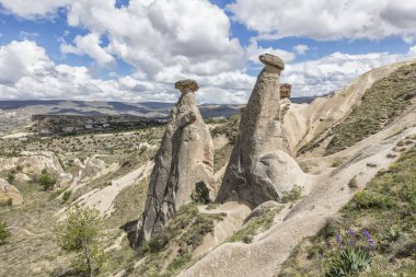 Kapadokya 'daki dağlarda kaya oluşumlarının güzel manzarası. seyahat, macera, tatil.