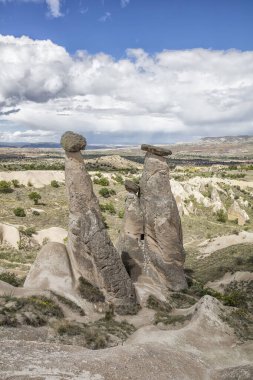 Kapadokya 'daki dağlarda kaya oluşumlarının güzel manzarası. seyahat, macera, tatil.