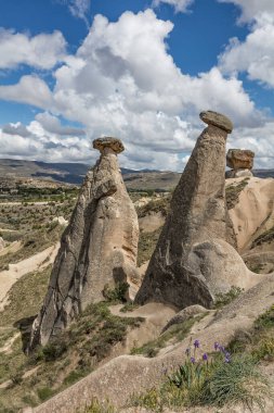 Kapadokya 'daki dağlarda kaya oluşumlarının güzel manzarası. seyahat, macera, tatil.