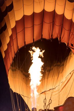 Havada ateş yanıyor. 