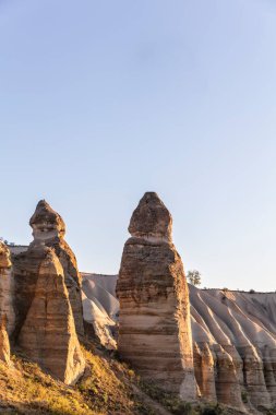 Kapadokya 'daki dağlarda kaya oluşumlarının güzel manzarası. seyahat, macera, tatil.
